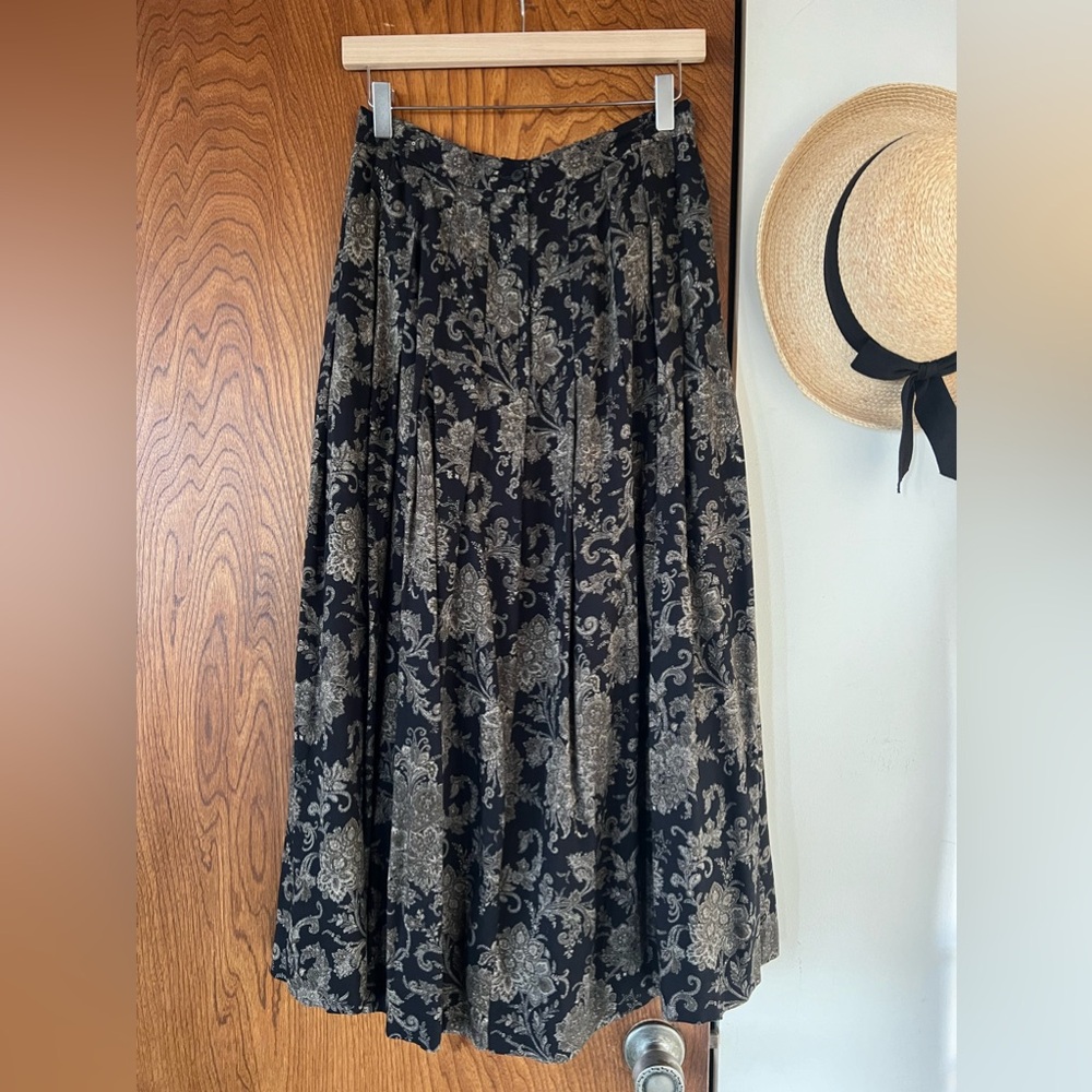 Vintage 90s Black and Cream Paisley Pleated Midi Skirt size M
